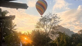 mad monkey vang vieng