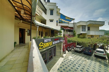 hotel samrat int nakki lake 200 metre