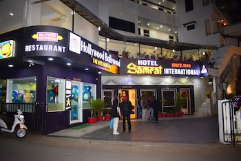 hotel samrat int nakki lake 200 metre