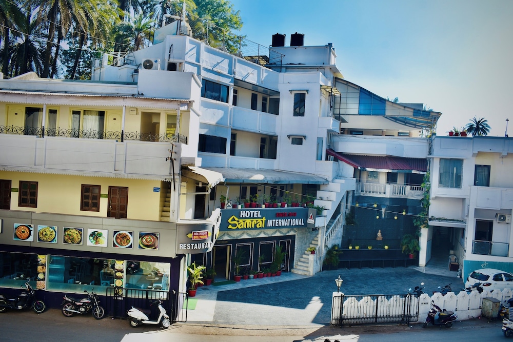 hotel samrat int nakki lake 200 metre
