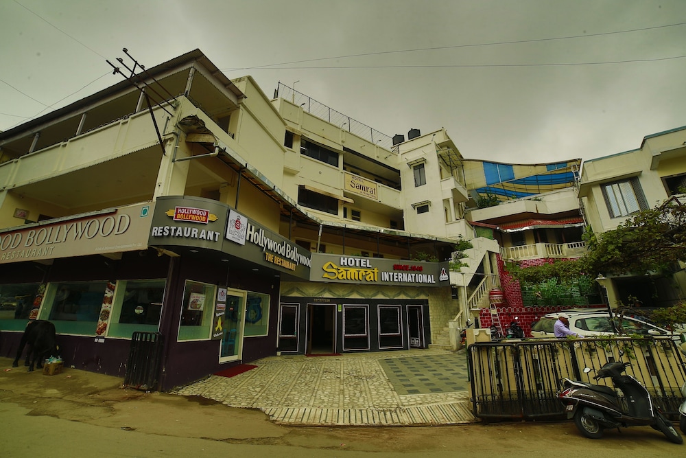 hotel samrat int nakki lake 200 metre