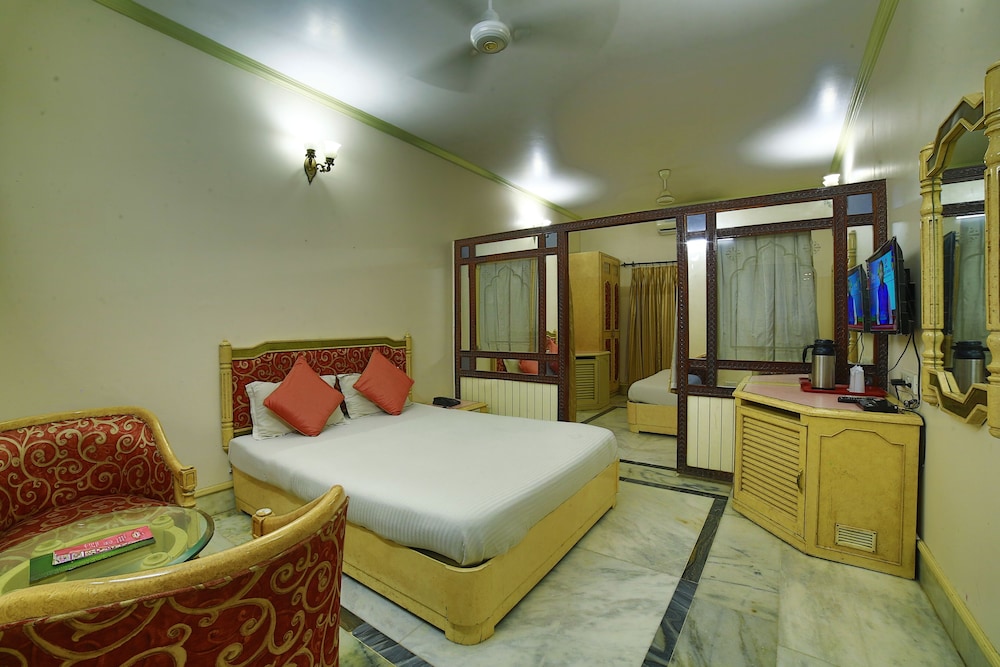 hotel samrat int nakki lake 200 metre