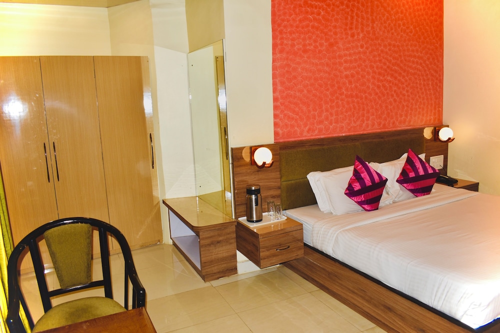 hotel samrat int nakki lake 200 metre