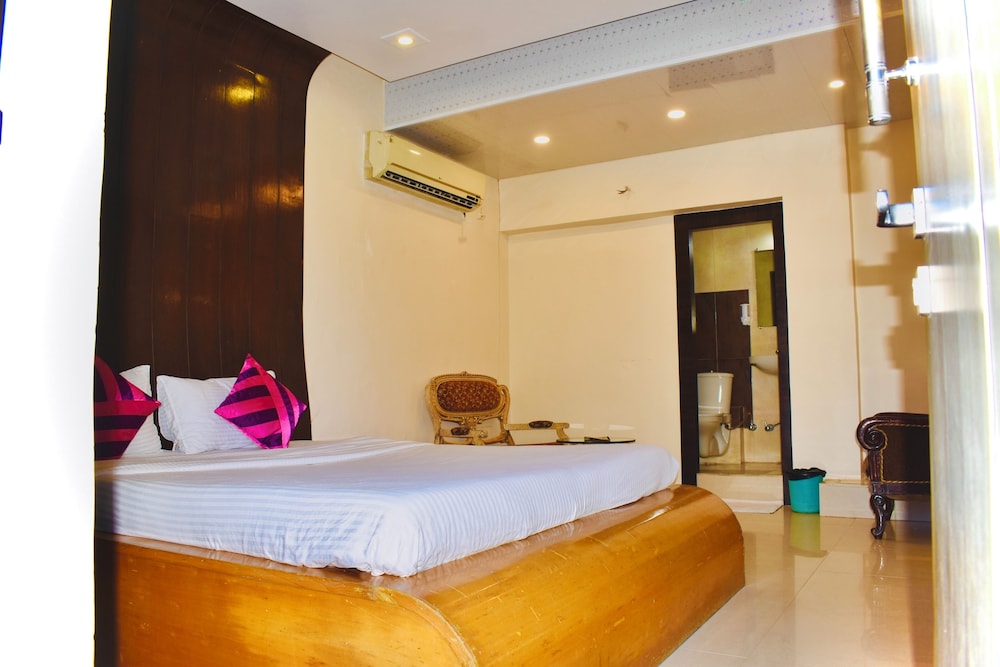 hotel samrat int nakki lake 200 metre