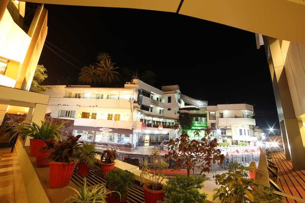 Hotel Samrat Int Nakki Lake-200 Metre,Mount Abu>>Abu Road,2 star