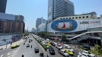 lumen bangkok udomsuk station