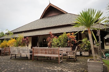 hotel bukit indah saumlaki by legreen