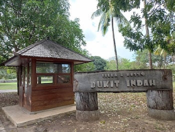 hotel bukit indah saumlaki by legreen