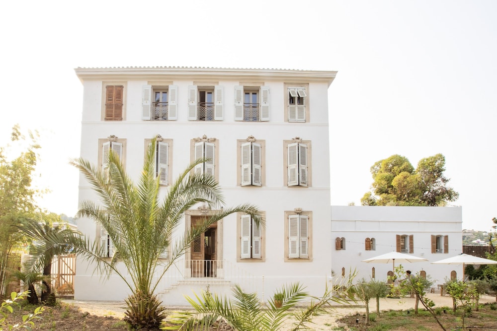 la batisse en blanc