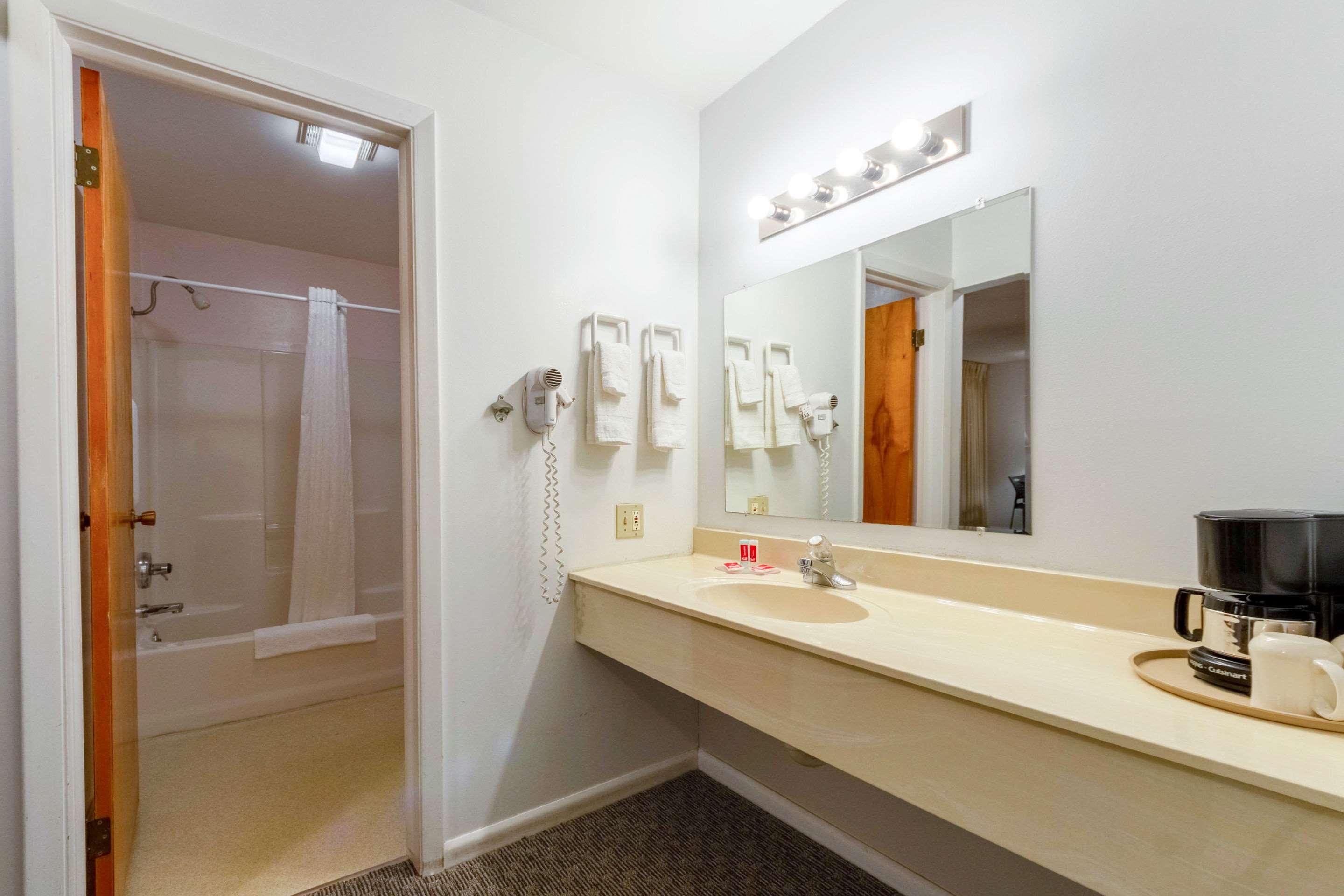 Econo Lodge Lakeshore,Schoolcraft>>Manistique,2 star