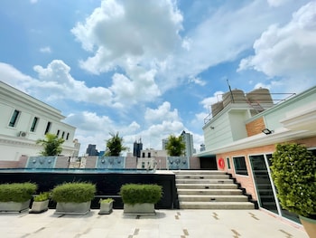 syama hana executive apartment thonglor