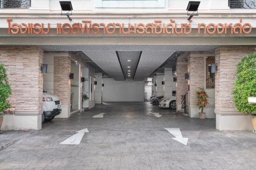 syama hana executive apartment thonglor