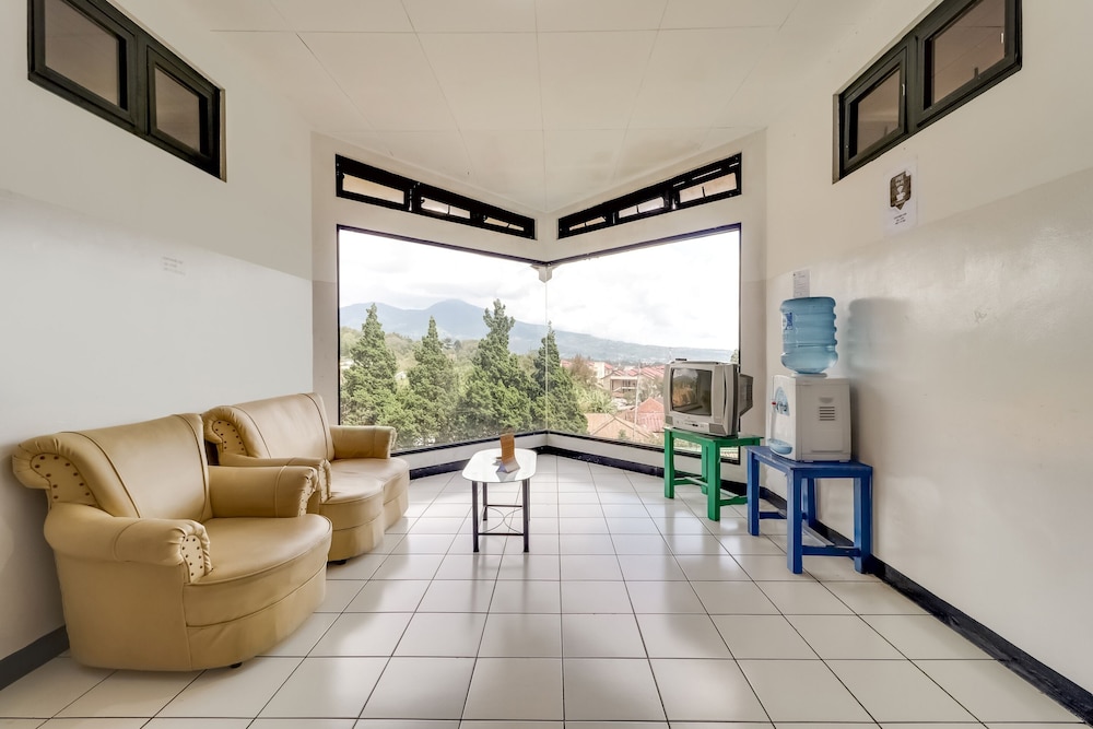 spot on 3940 villa gunung agape