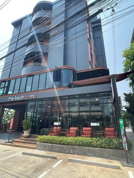 the bedrooms maeklong service apartment