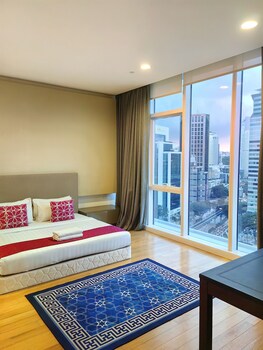 amazing pool by platinum suites