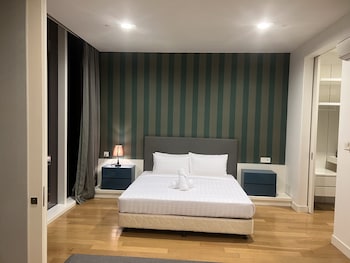 amazing pool by platinum suites