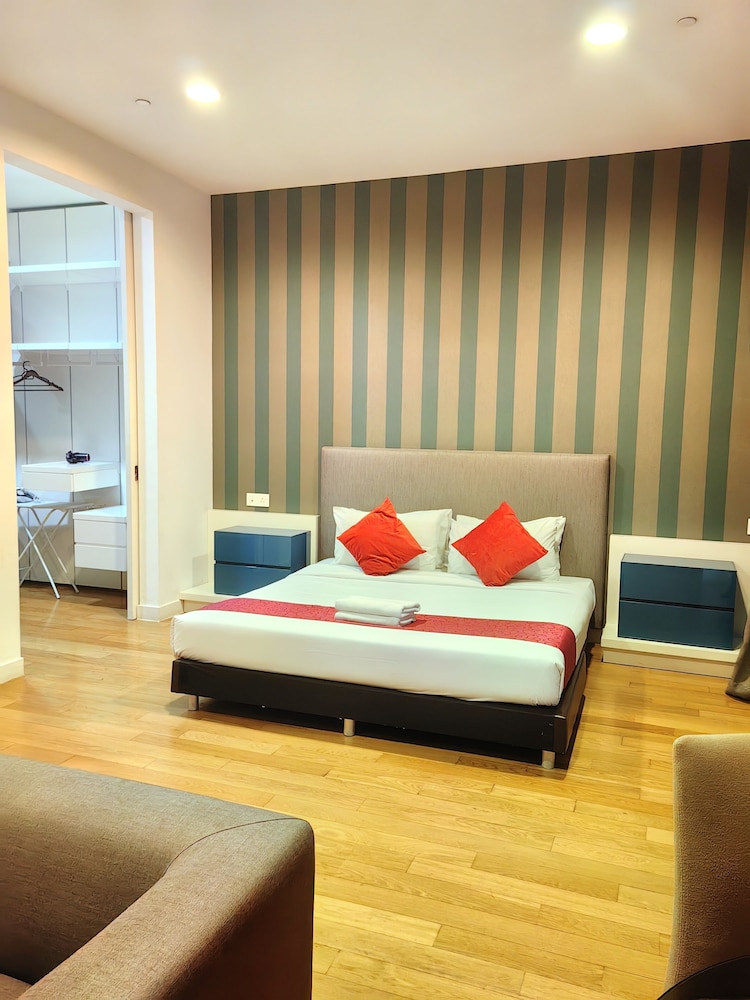 amazing pool by platinum suites