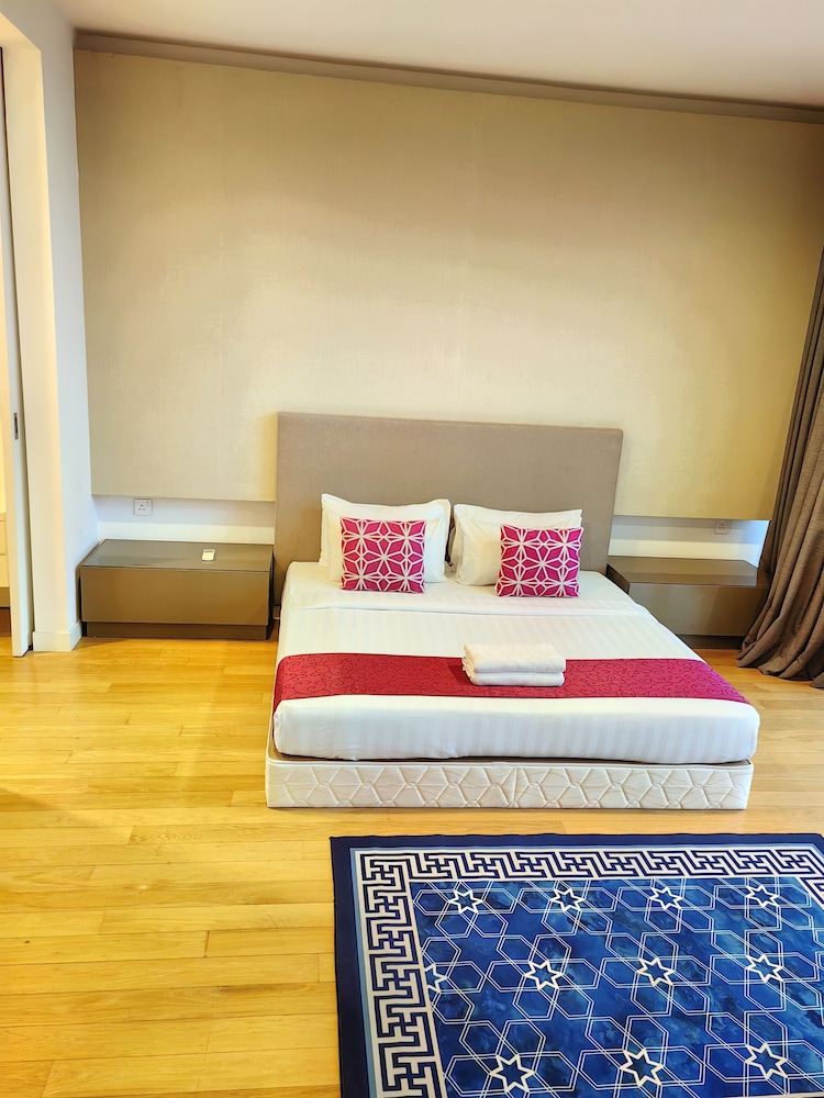 amazing pool by platinum suites