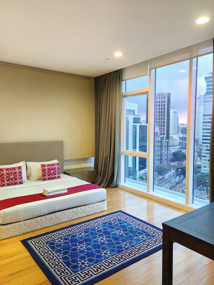 amazing pool by platinum suites