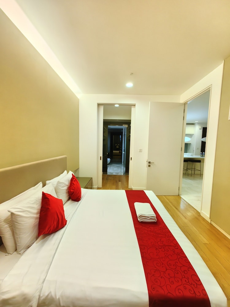 amazing pool by platinum suites