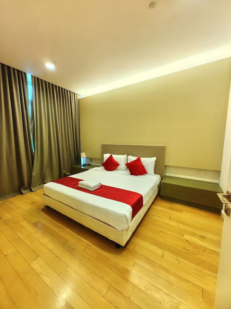 amazing pool by platinum suites