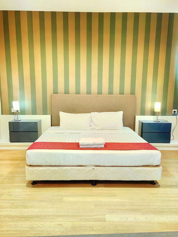 amazing pool by platinum suites