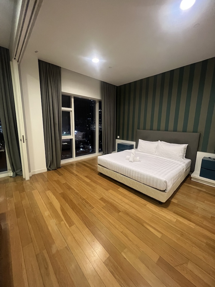 amazing pool by platinum suites