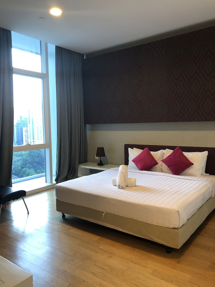 amazing pool by platinum suites