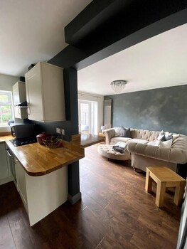 Hide Away House With Hot Tub And Driveway,Bracknell>>Ascot,3.5 star