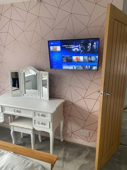 Hide Away House With Hot Tub And Driveway,Bracknell>>Ascot,3.5 star