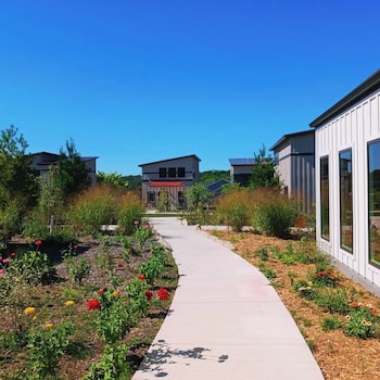 Bluffside Gardens,United States Of America>>Decorah,2.5 star