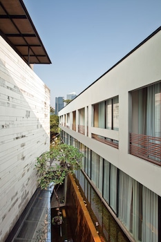 miers kuningan artotel curated