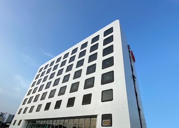 go hotel sriracha at central si racha