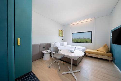 go hotel sriracha at central si racha