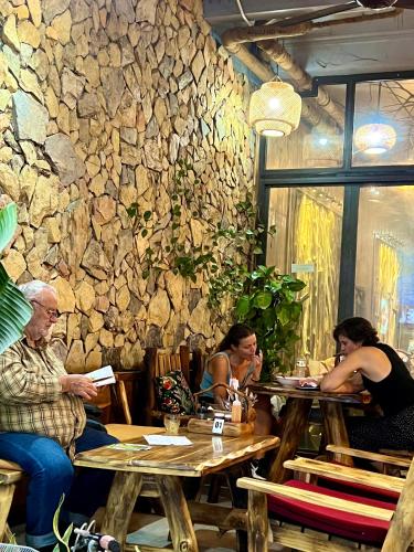 lapis restaurant and hostel