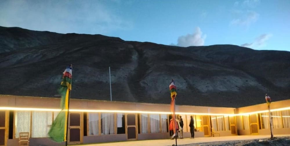 soma retreat cottage pangong lake