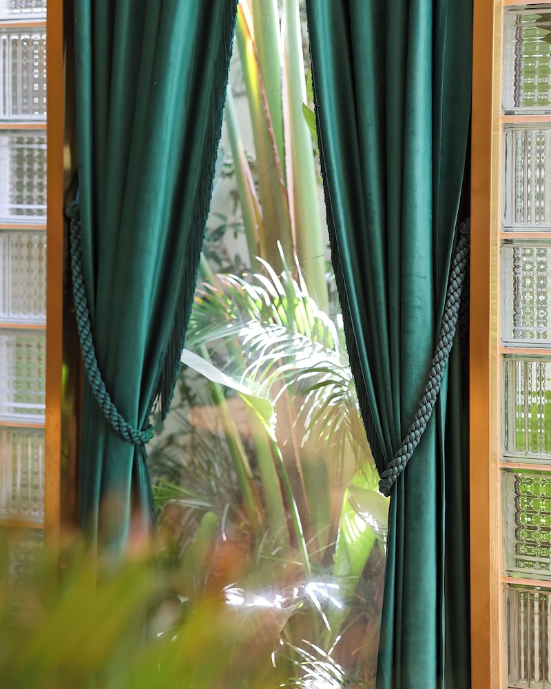 the xon hotel