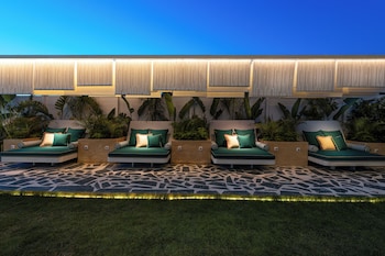the xon hotel