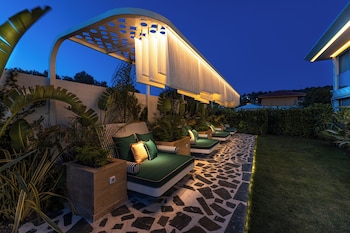 the xon hotel