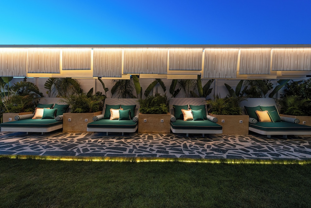 the xon hotel