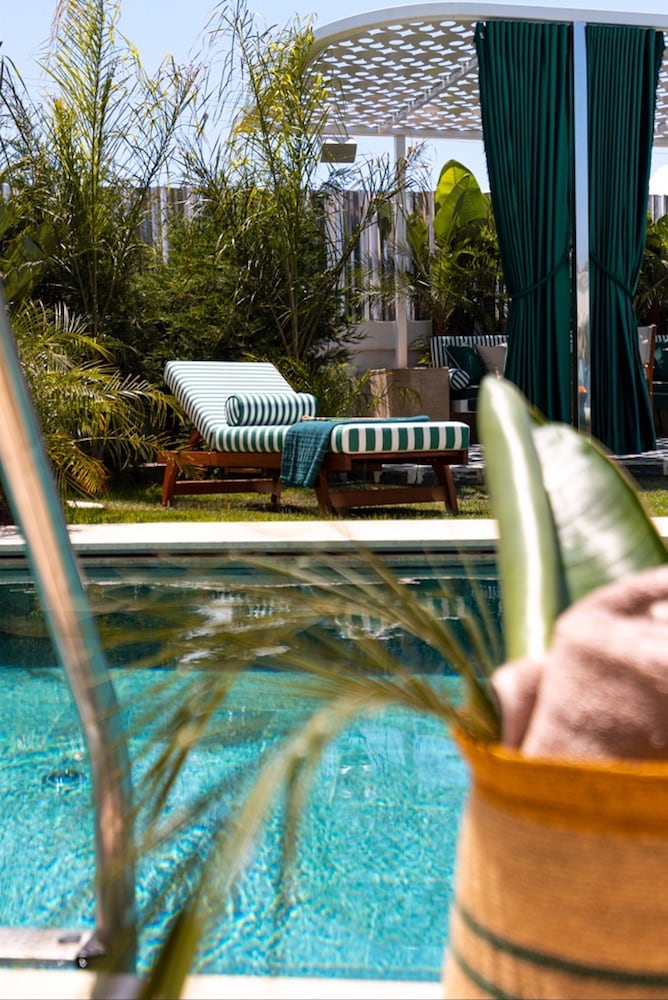 the xon hotel