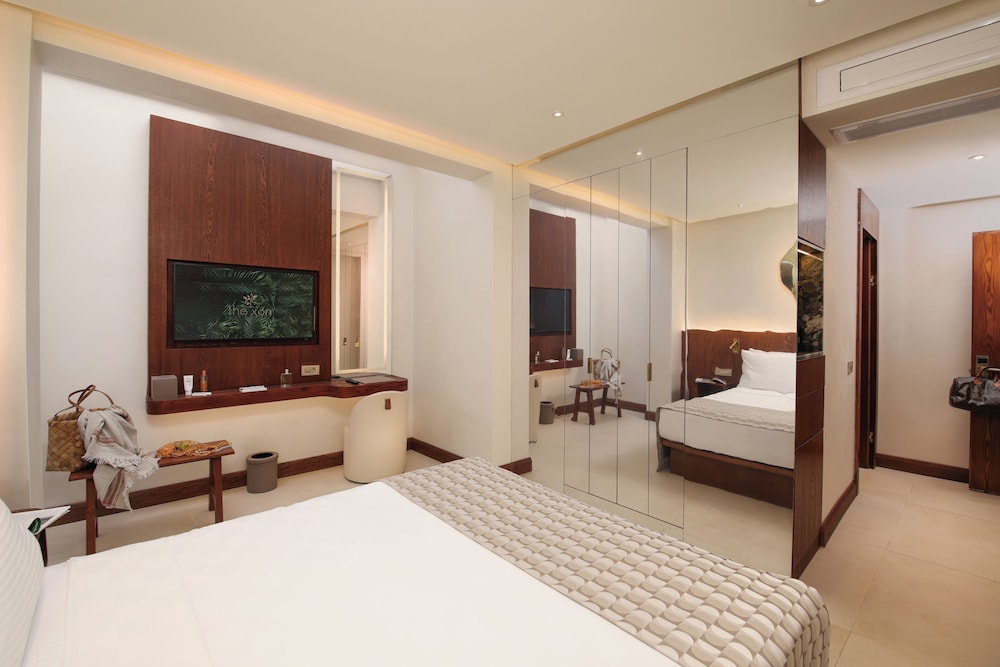 the xon hotel