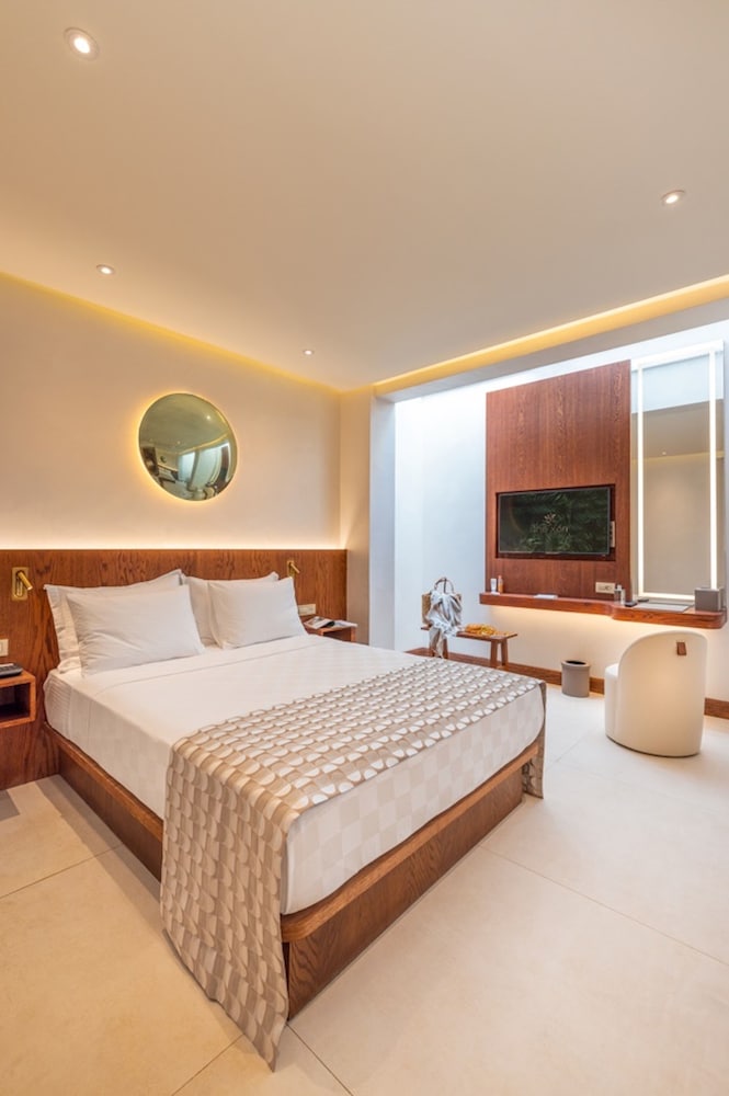the xon hotel