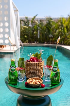 the xon hotel