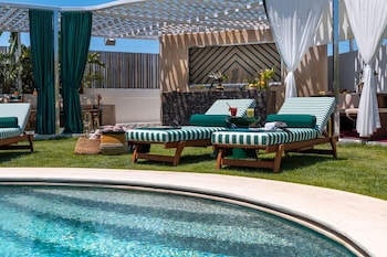 the xon hotel