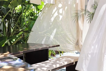 the xon hotel