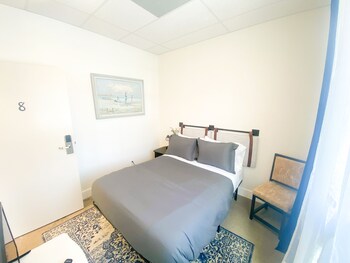 ith santa barbara beach hostel