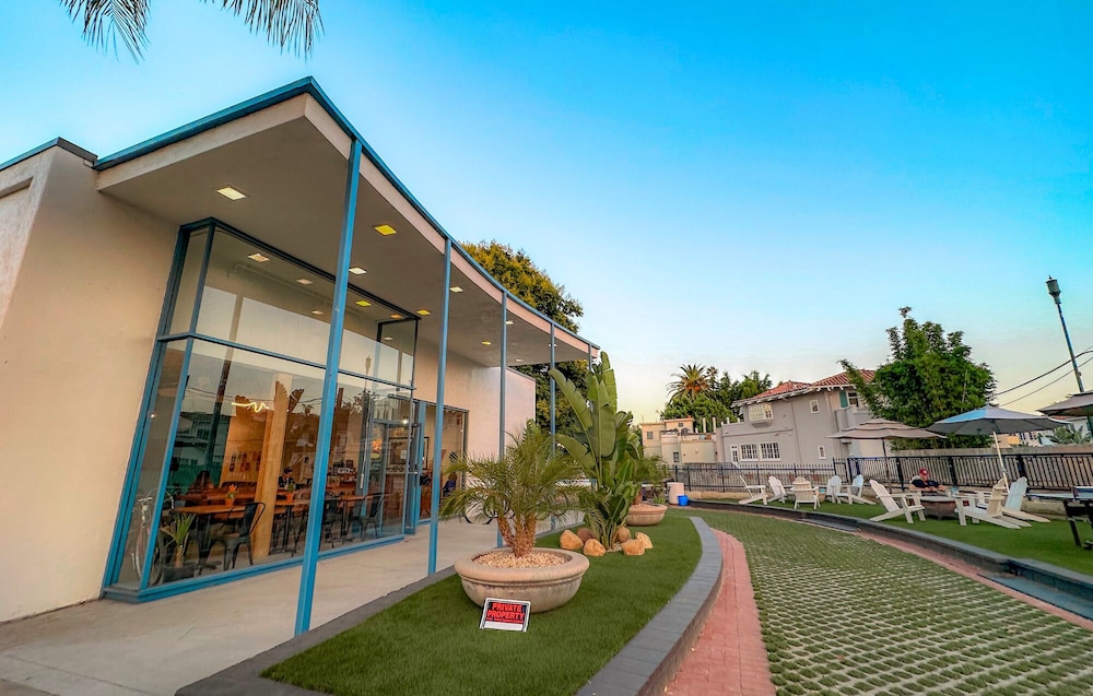 ith santa barbara beach hostel