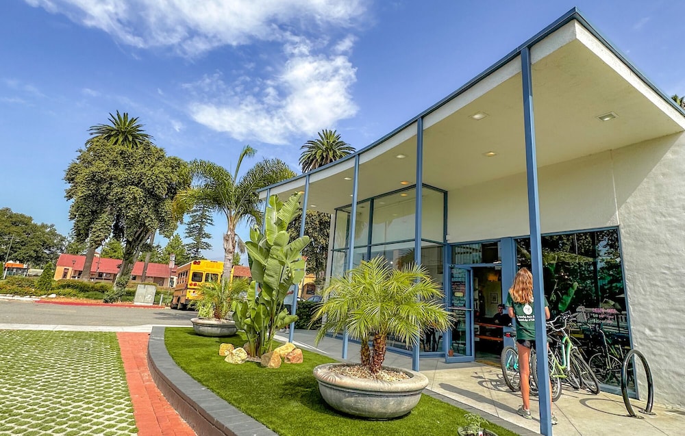ith santa barbara beach hostel