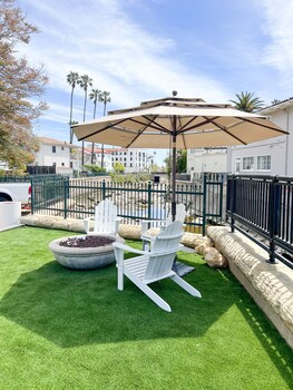 ith santa barbara beach hostel